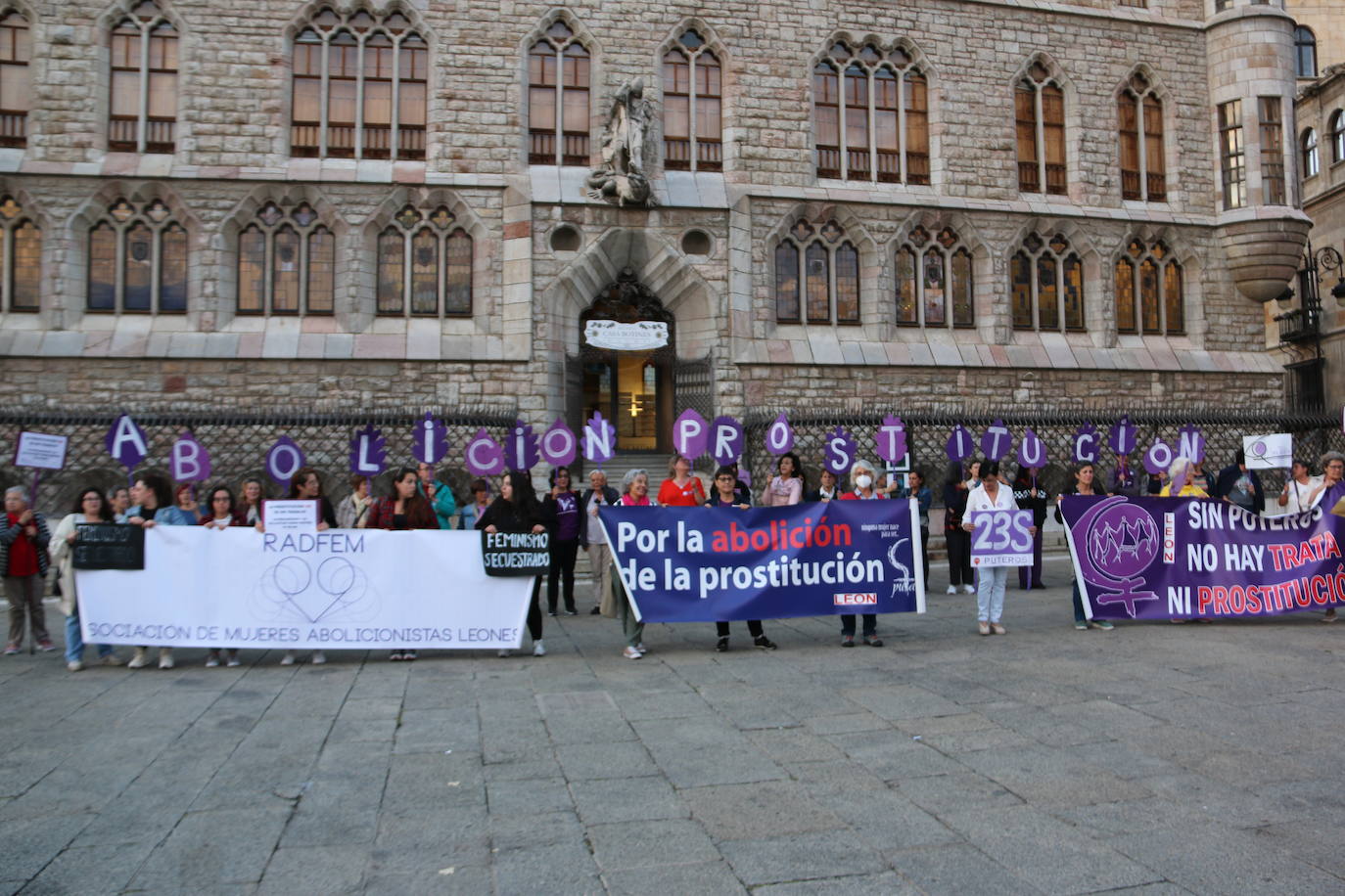 Concentración frente a Botines en León para pedir la abolición de la prostitución y la protección de las víctimas de explotación sexual. 