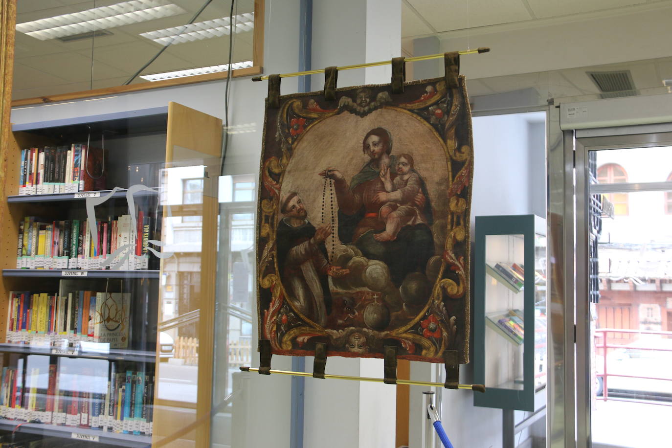 Presentación en la Biblioteca Pública de León de las dos obras restauradas por alumnas de la Escuela de Arte.