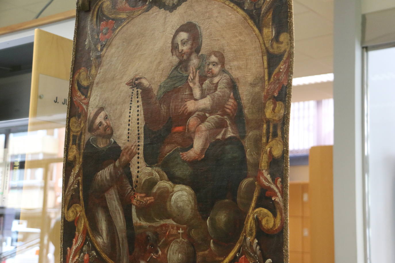 Presentación en la Biblioteca Pública de León de las dos obras restauradas por alumnas de la Escuela de Arte.