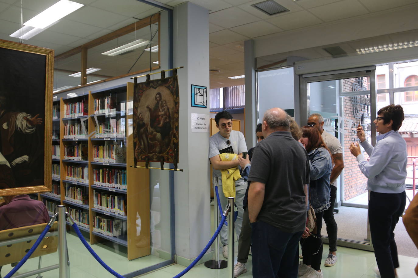 Presentación en la Biblioteca Pública de León de las dos obras restauradas por alumnas de la Escuela de Arte.