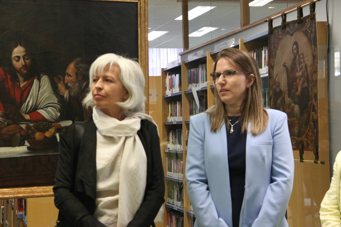 Presentación en la Biblioteca Pública de León de las dos obras restauradas por alumnas de la Escuela de Arte.