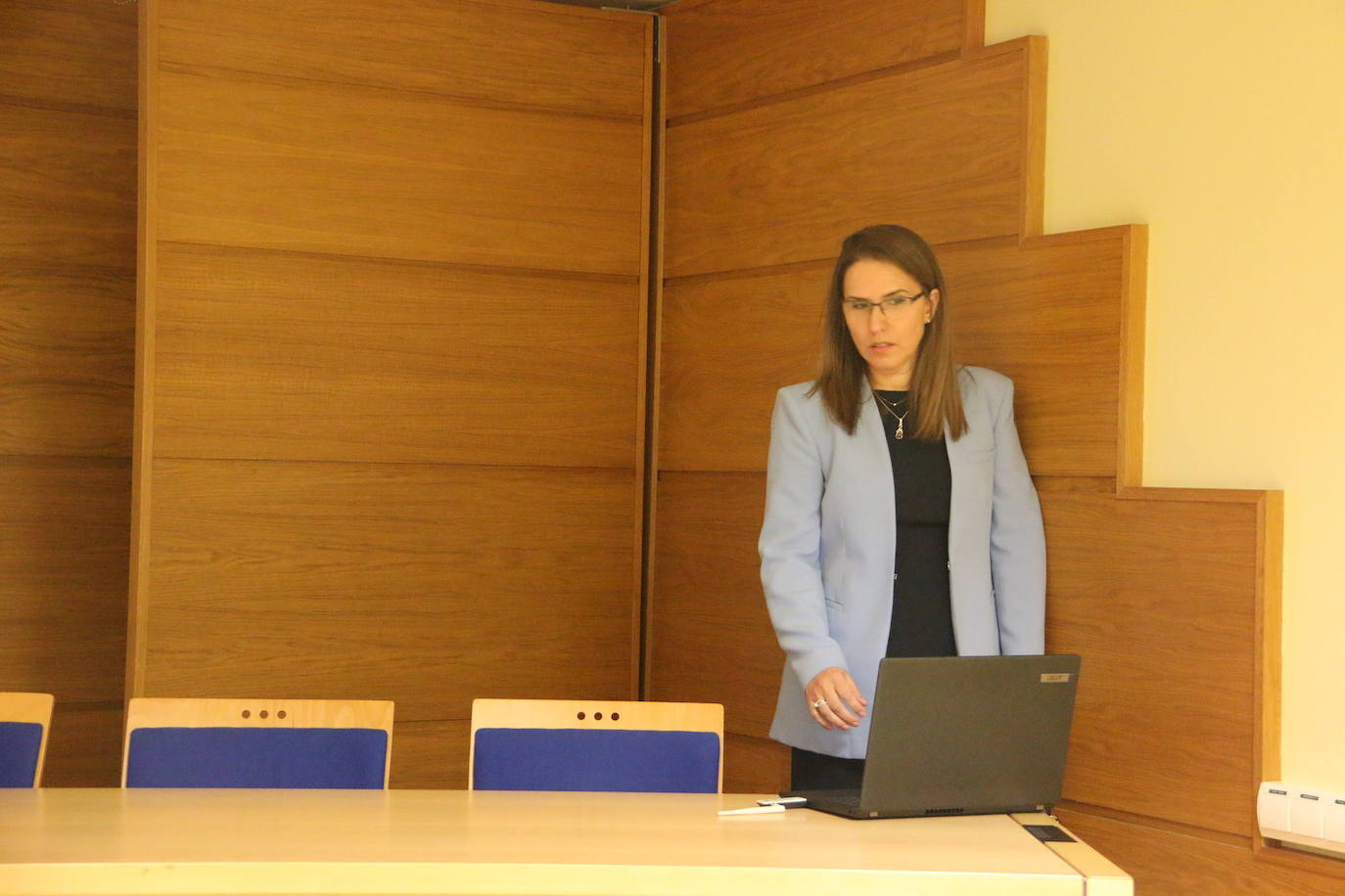 Presentación en la Biblioteca Pública de León de las dos obras restauradas por alumnas de la Escuela de Arte.