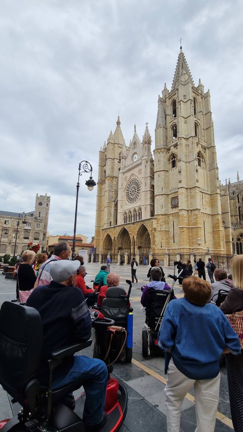 El presidente de ASPAYM CyL, socios y autoridades realizan una visita guiada accesible por el centro de León para reivindicar un turismo más inclusivo.