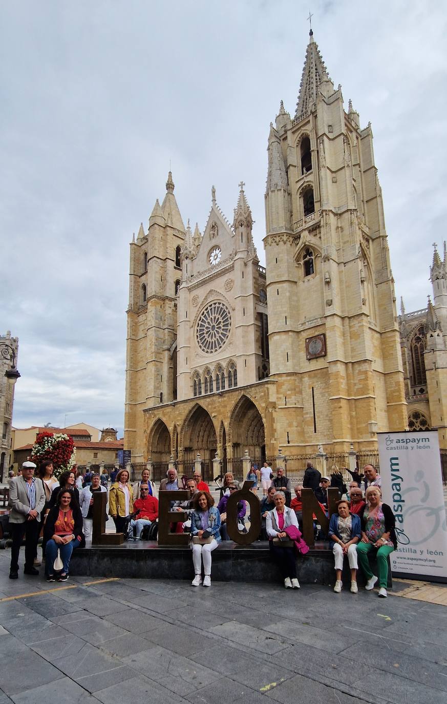 El presidente de ASPAYM CyL, socios y autoridades realizan una visita guiada accesible por el centro de León para reivindicar un turismo más inclusivo.