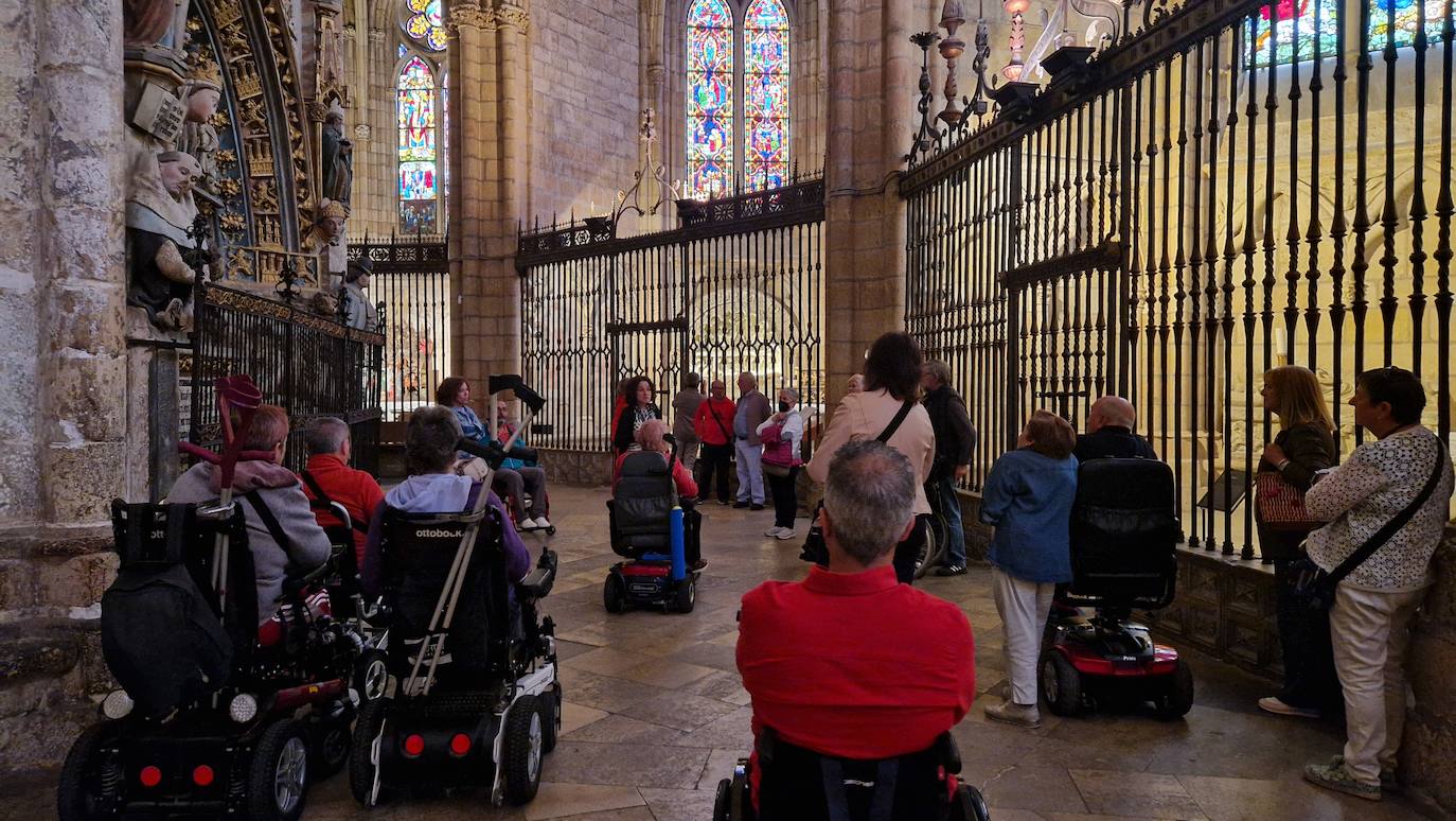 El presidente de ASPAYM CyL, socios y autoridades realizan una visita guiada accesible por el centro de León para reivindicar un turismo más inclusivo.