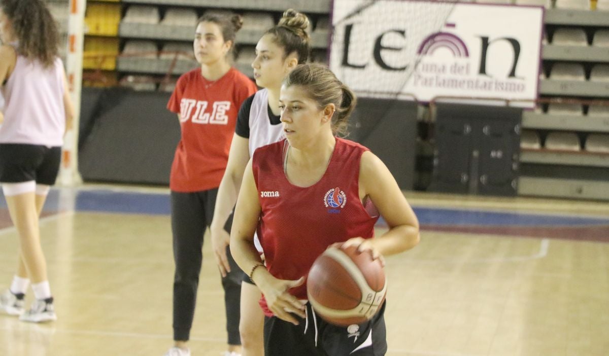 El equipo leonés continúa con su preparación para afrontar su segunda campaña en la tercera categoría del baloncesto nacional