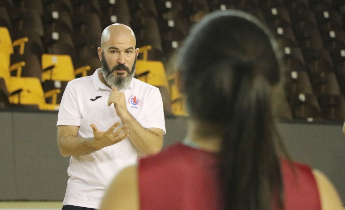 El equipo leonés continúa con su preparación para afrontar su segunda campaña en la tercera categoría del baloncesto nacional