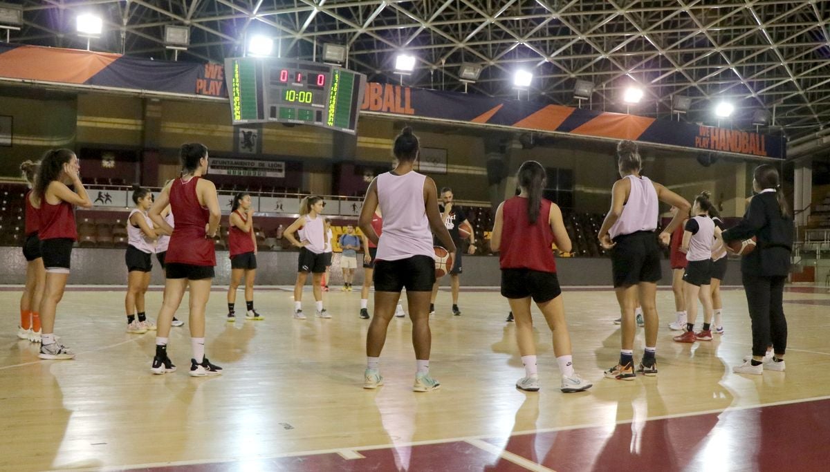 El equipo leonés continúa con su preparación para afrontar su segunda campaña en la tercera categoría del baloncesto nacional