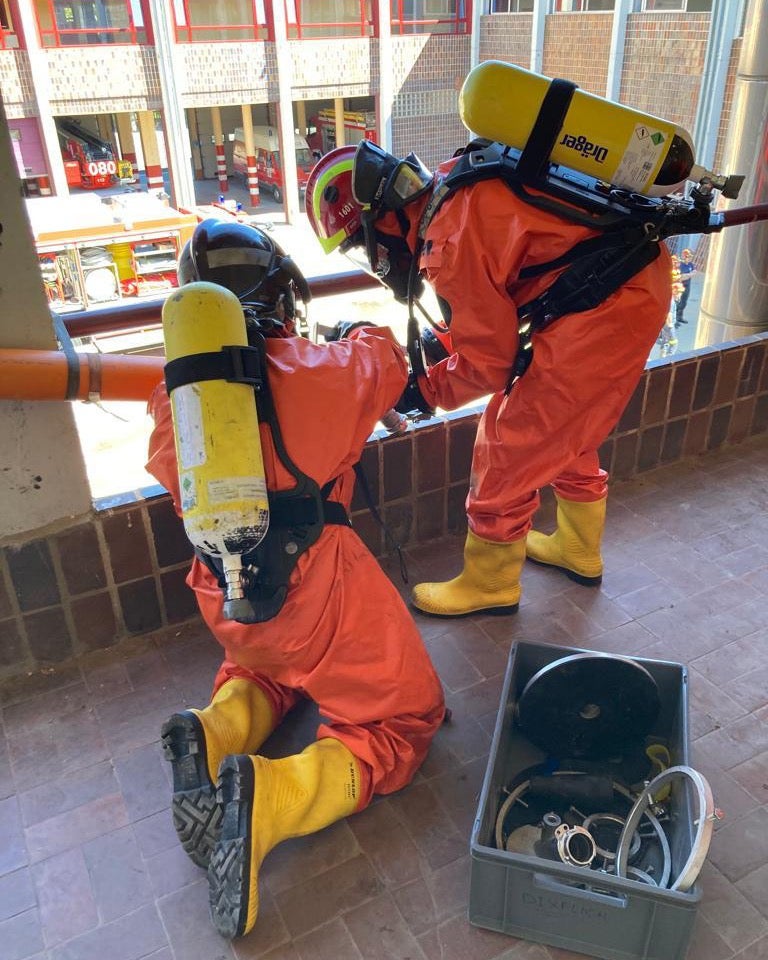 Bomberos de León recibe formación específica sobre accidentes en el transporte de mercancías peligrosas. El curso, que han recibido 18 de los integrantes del SPEIS, ha sido impartido por algunos de los mejores especialistas en la materia venidos desde la Escuela Nacional de Protección Civil, Bomberos de la Comunidad de Madrid y Bomberos de la Diputación de Bizkaia.