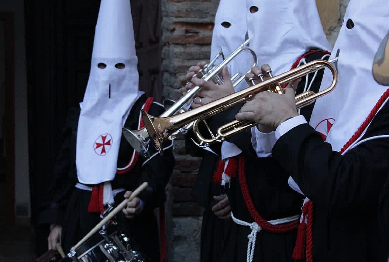 La ruta 'Tras los pasos de los papones' congrega a cientos de personas a lo largo de sus diferentes 'paradas' con especial presencia en el convento de las Concepcionistas y en la parroquia de Santa Marina la Real. 