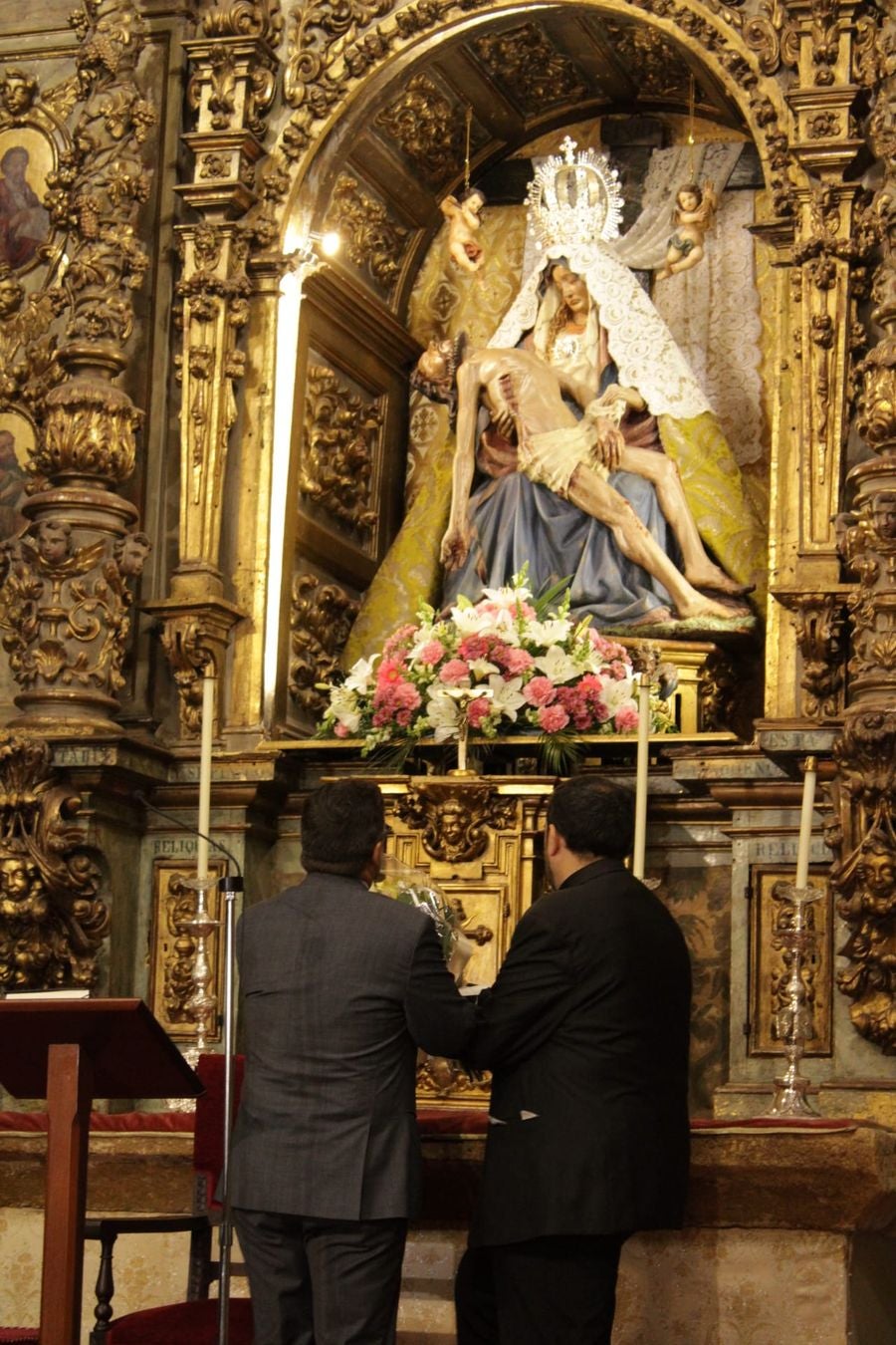 La ruta 'Tras los pasos de los papones' congrega a cientos de personas a lo largo de sus diferentes 'paradas' con especial presencia en el convento de las Concepcionistas y en la parroquia de Santa Marina la Real. 