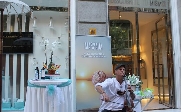 El violinista y los aperitivos que se pueden disfrutar a las puertas del centro de Pilar Rojo en la calle Juan Lorenzo Segura en León.