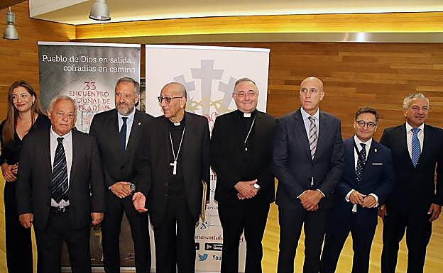 Galería. Foto de familia a la entrada del Encuentro Nacional de Cofradías.