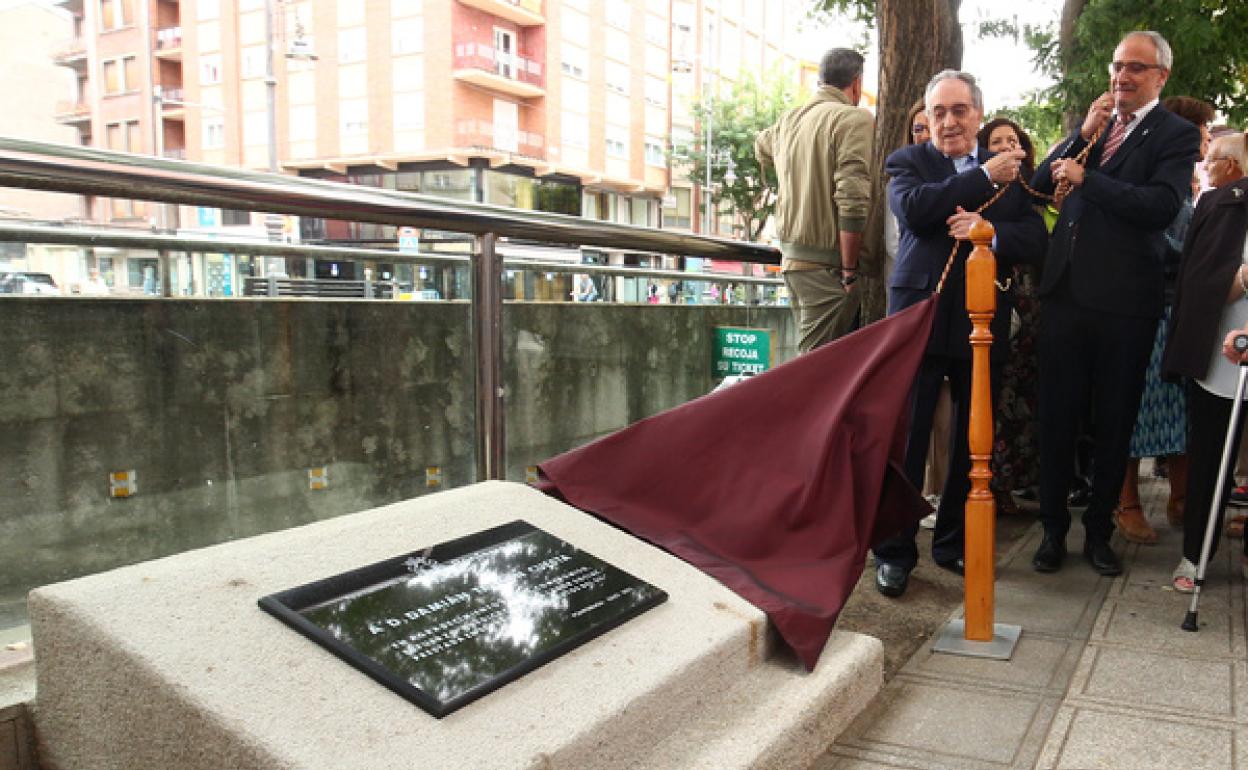Inauguración de la placa en homenaje al presidente del Banco de Alimentos del Sil, Damián Tascón.