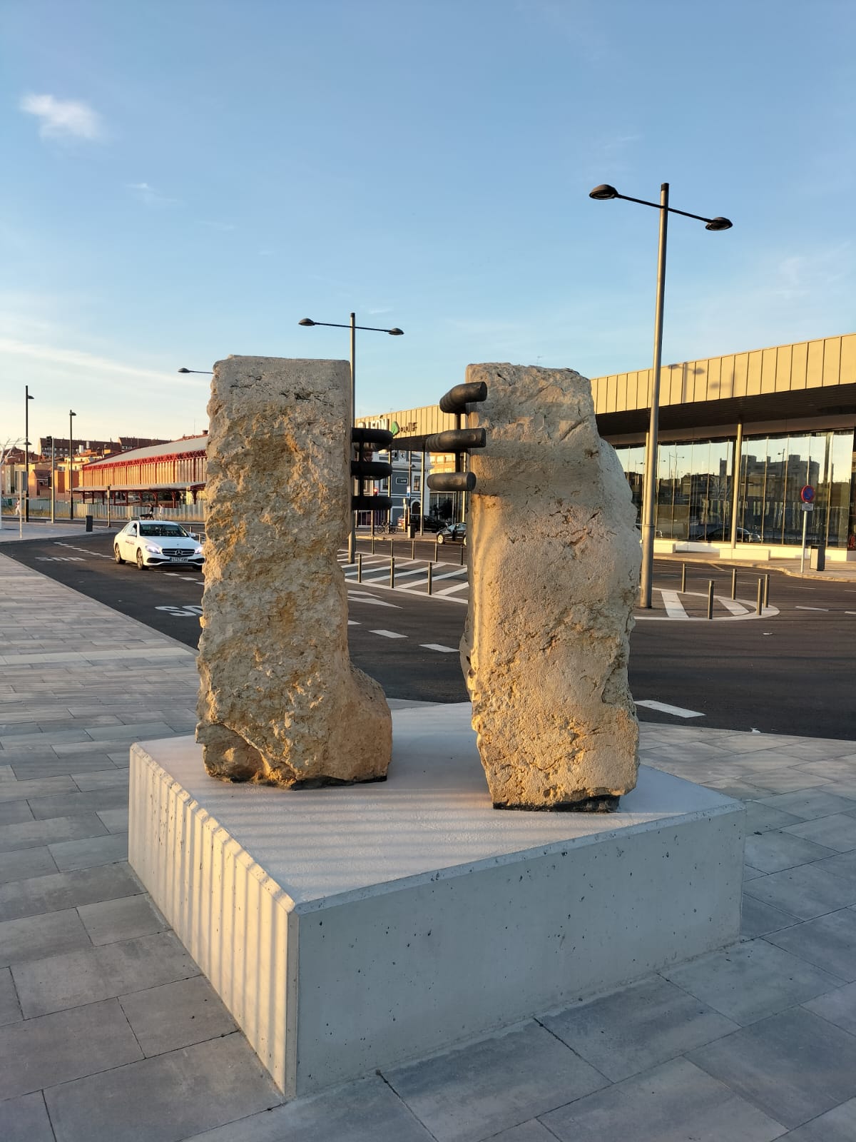 La ampliación de la estación de León se engalana con tres esculturas contemporáneas del inventario de Adif y una bomba de agua de 1863.