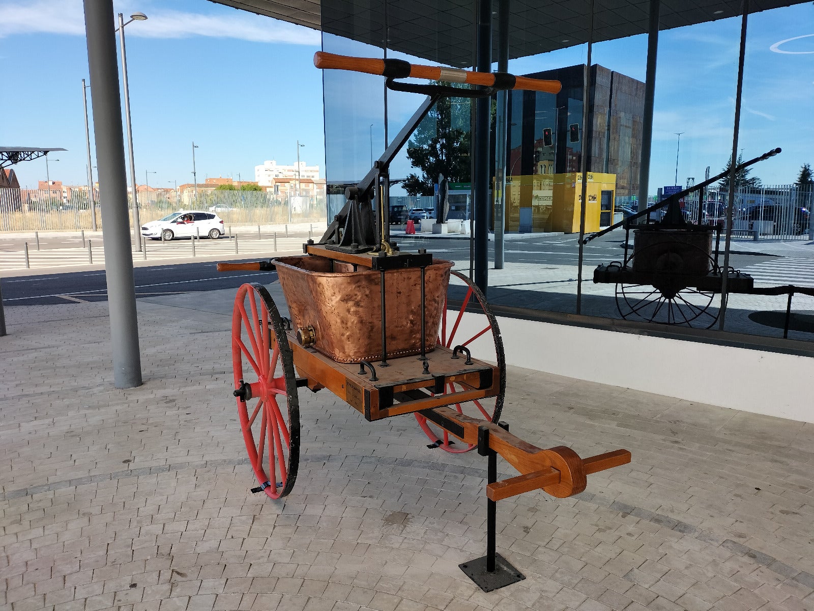 La ampliación de la estación de León se engalana con tres esculturas contemporáneas del inventario de Adif y una bomba de agua de 1863.