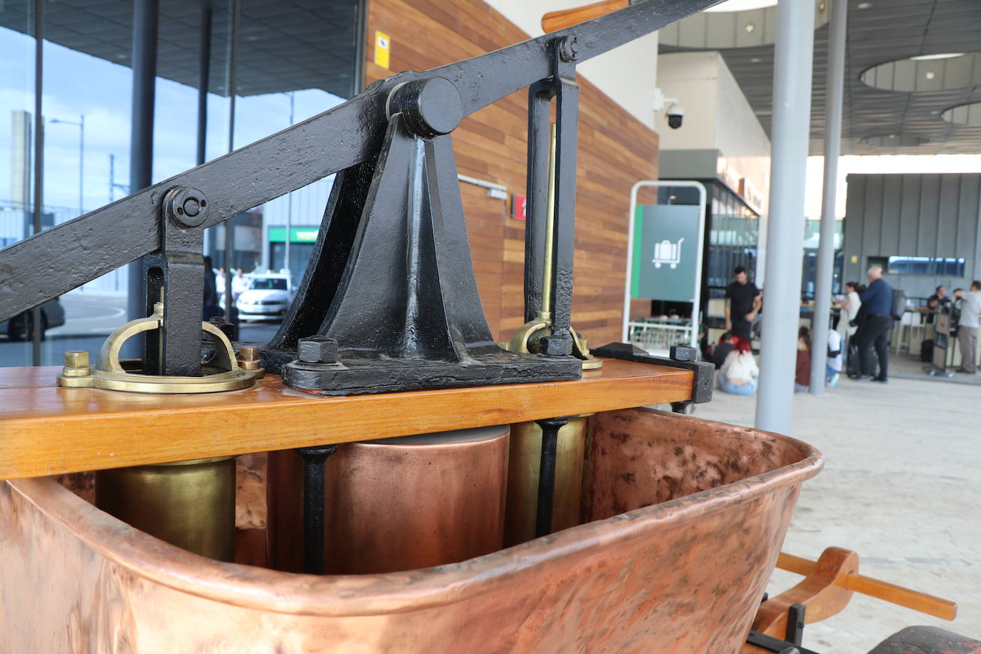 La ampliación de la estación de León se engalana con tres esculturas contemporáneas del inventario de Adif y una bomba de agua de 1863.