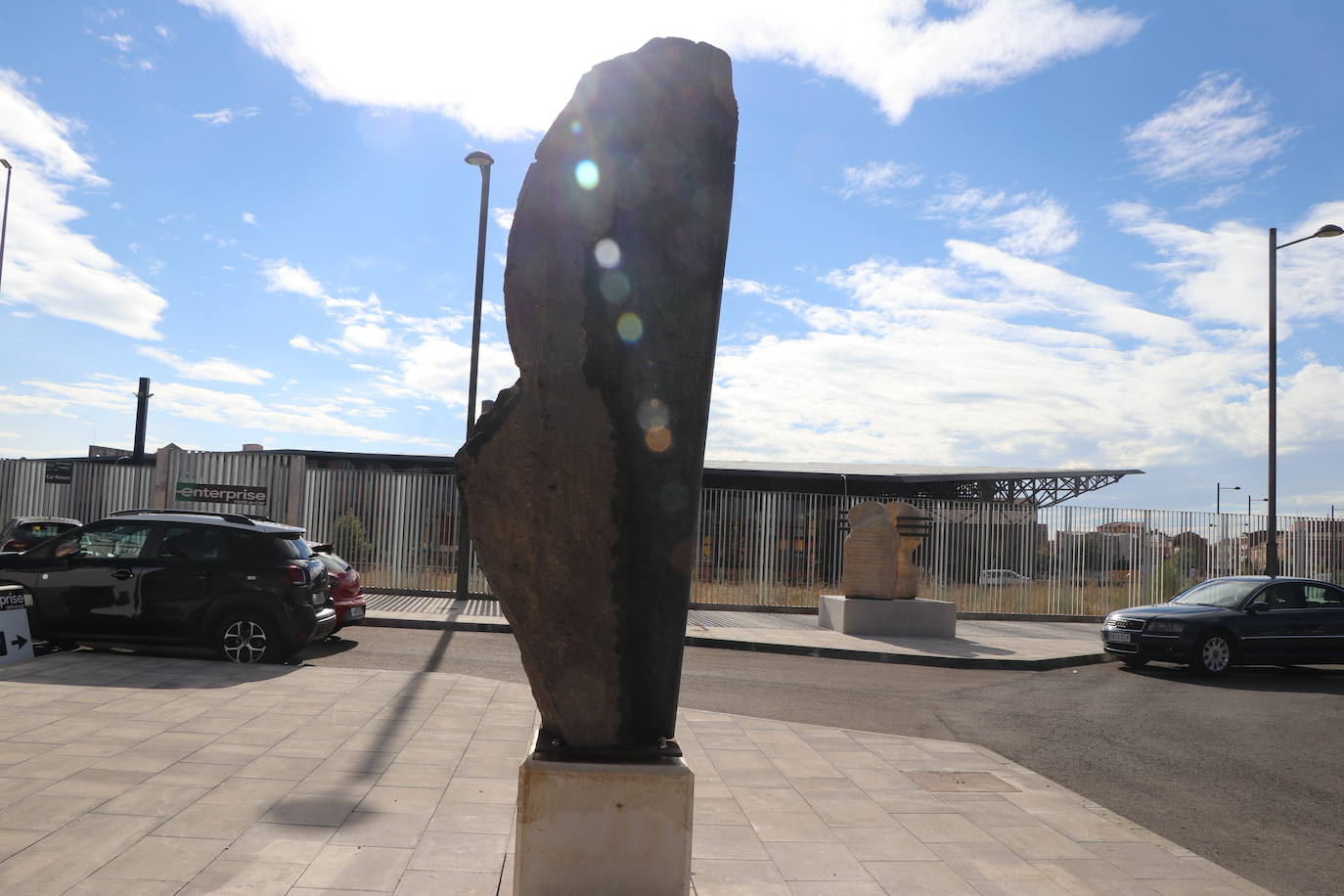 La ampliación de la estación de León se engalana con tres esculturas contemporáneas del inventario de Adif y una bomba de agua de 1863.