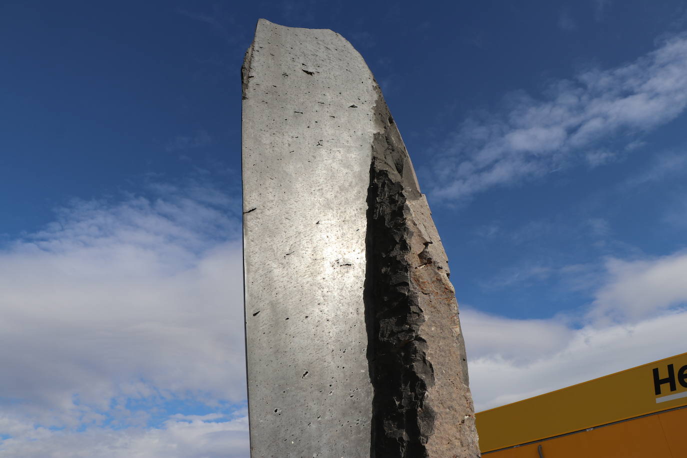 La ampliación de la estación de León se engalana con tres esculturas contemporáneas del inventario de Adif y una bomba de agua de 1863.