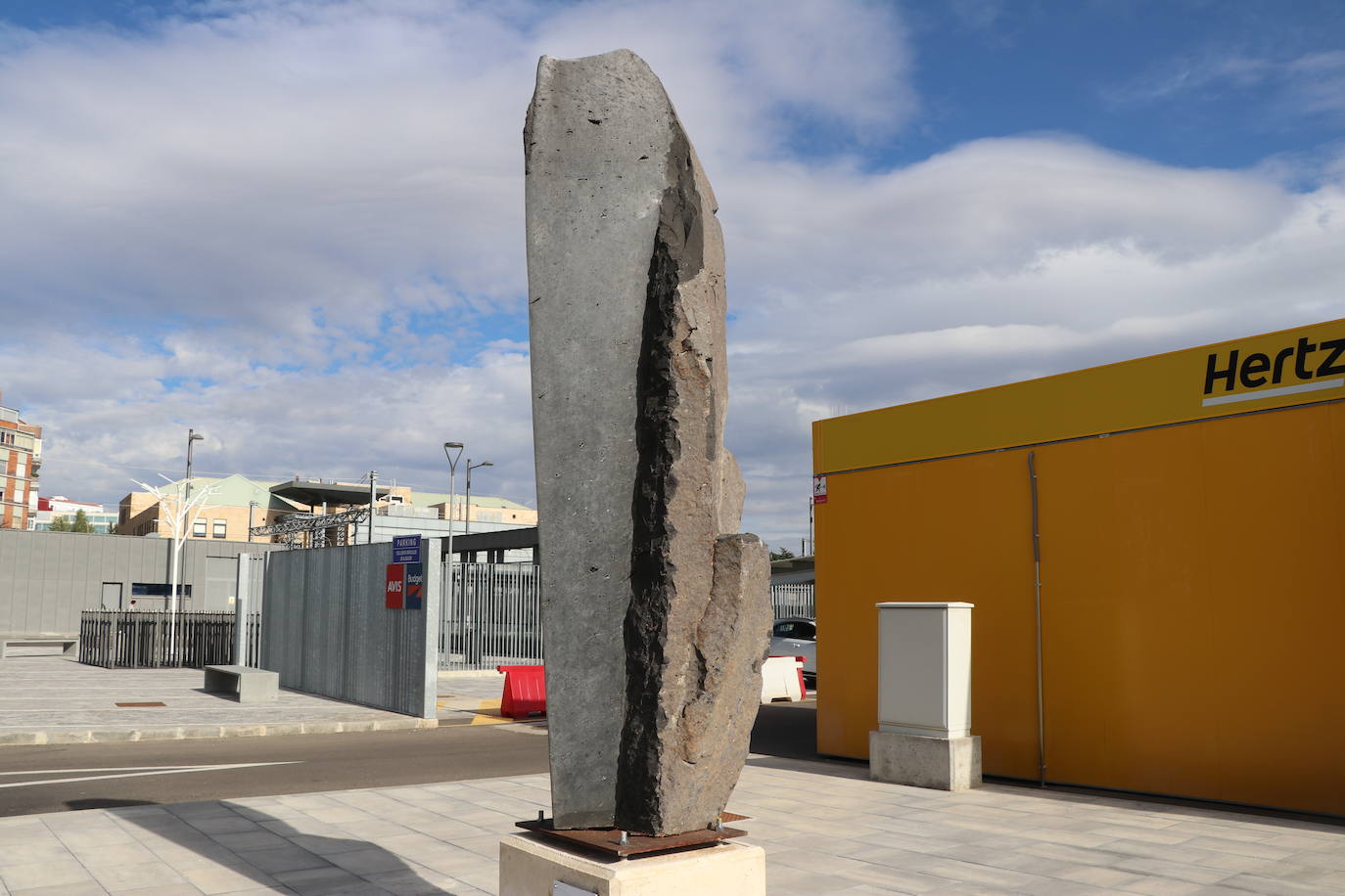La ampliación de la estación de León se engalana con tres esculturas contemporáneas del inventario de Adif y una bomba de agua de 1863.