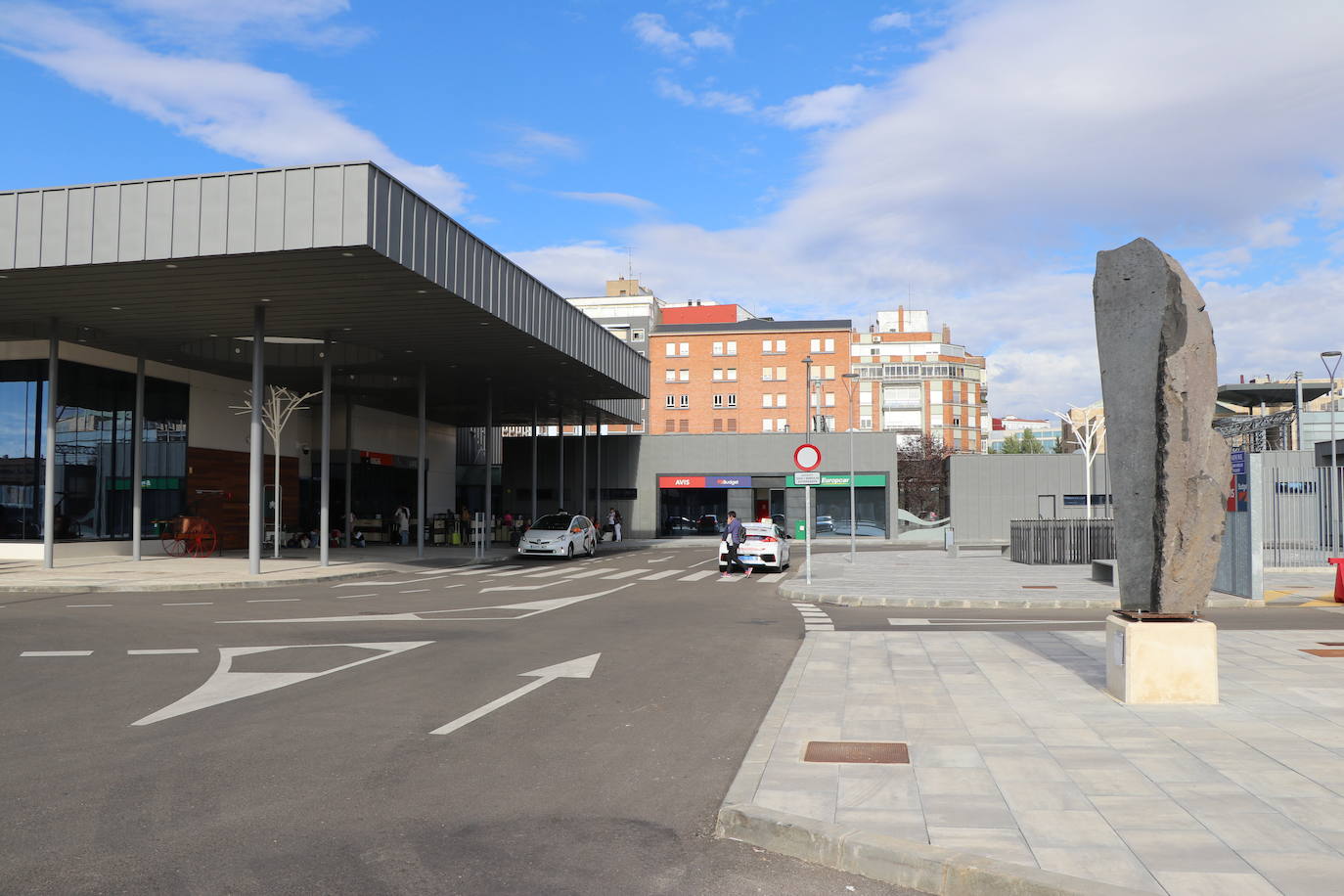 La ampliación de la estación de León se engalana con tres esculturas contemporáneas del inventario de Adif y una bomba de agua de 1863.