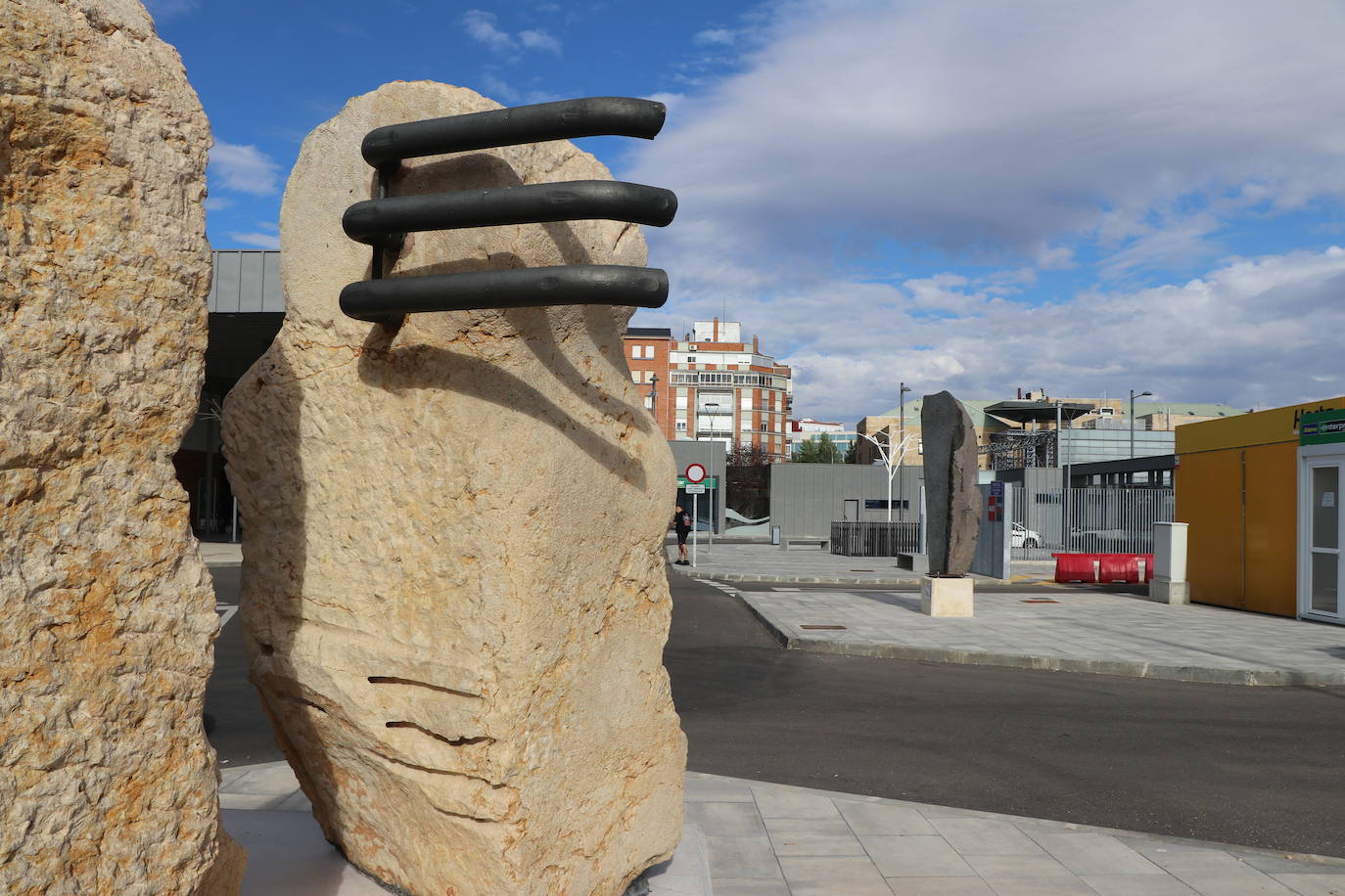 La ampliación de la estación de León se engalana con tres esculturas contemporáneas del inventario de Adif y una bomba de agua de 1863.