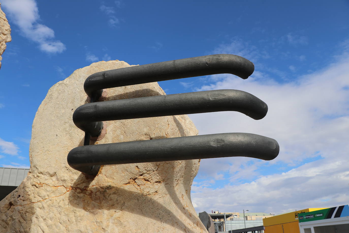 La ampliación de la estación de León se engalana con tres esculturas contemporáneas del inventario de Adif y una bomba de agua de 1863.