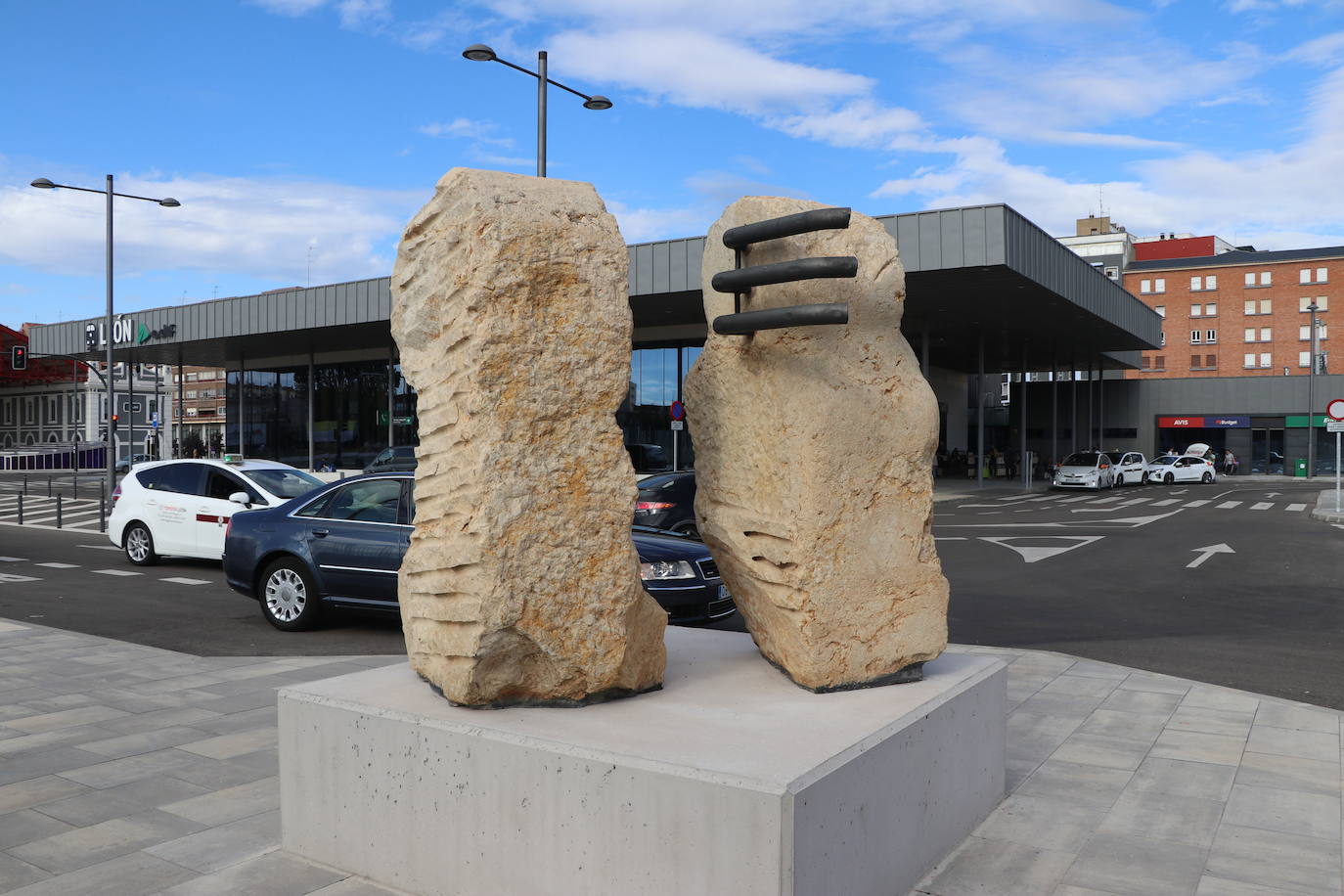 La ampliación de la estación de León se engalana con tres esculturas contemporáneas del inventario de Adif y una bomba de agua de 1863.