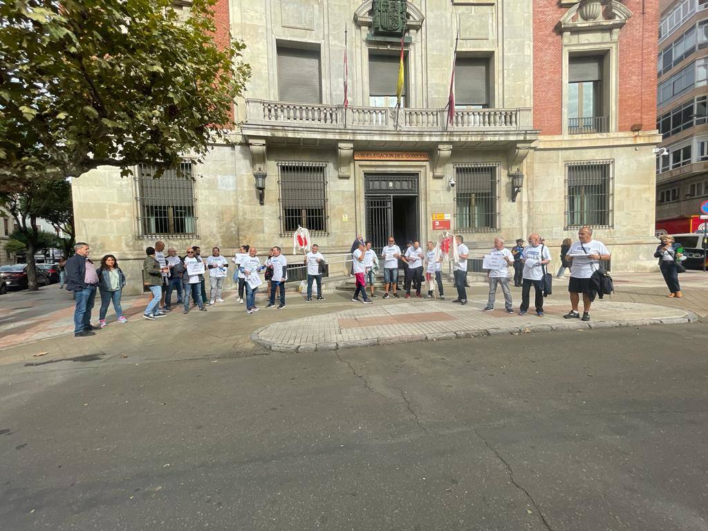 Fotos: Protesta frente a la Subdelegación por parte de los funcionarios de prisones