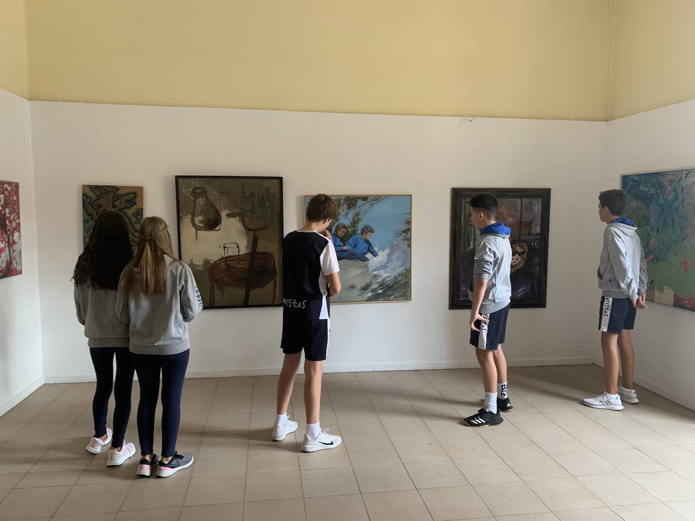 Algunos estudiantes de 3º de la ESO visitando la exposición durante una clase de Educación Plástica. 