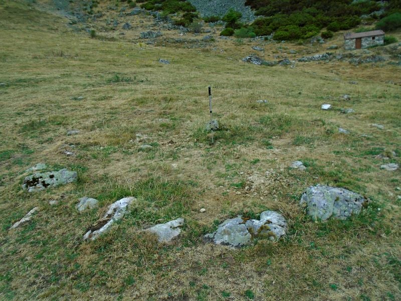 Un profesor de Irún, aficionado a los megalitos, descubre 13 manifestaciones megalíticas inéditas en las montaña de Maraña y Liegos. Se trataría de formaciones del primer milenio antes de Cristo. «Habría que excavar en la zona para conocer al detalle su riqueza», asegura. 