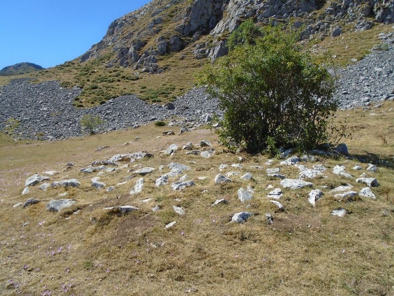 Un profesor de Irún, aficionado a los megalitos, descubre 13 manifestaciones megalíticas inéditas en las montaña de Maraña y Liegos. Se trataría de formaciones del primer milenio antes de Cristo. «Habría que excavar en la zona para conocer al detalle su riqueza», asegura. 