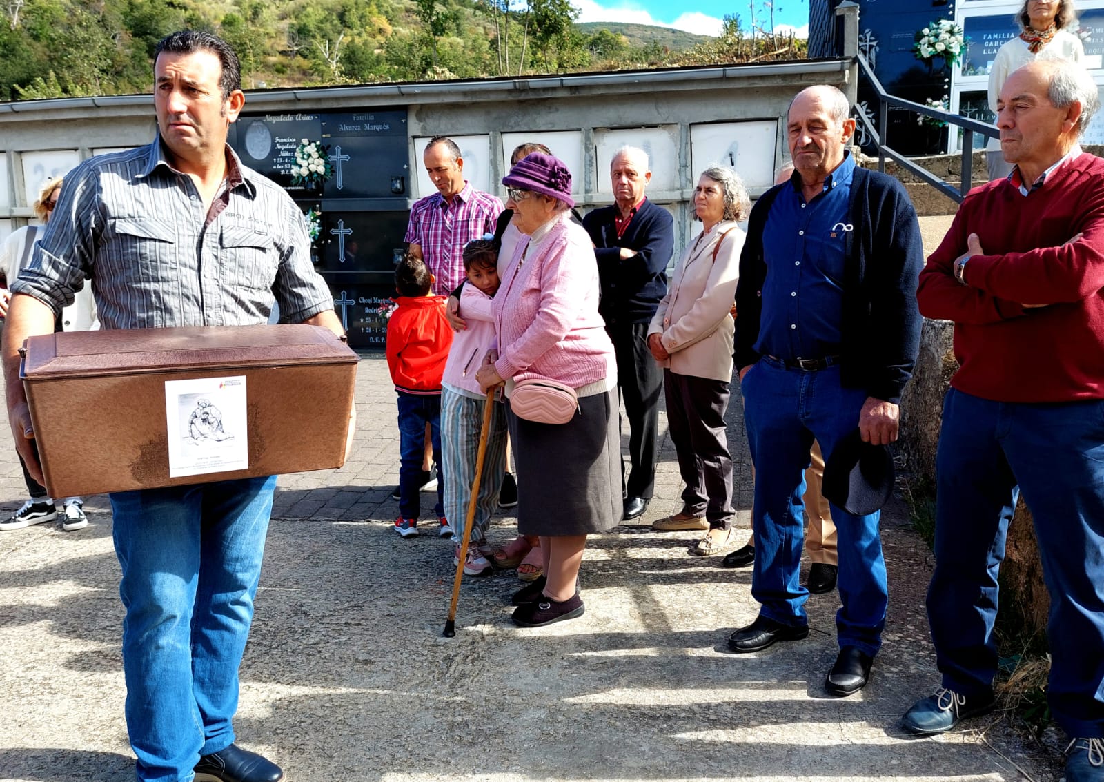 La ARMH ha recuperado los restos de este segador berciano fusilado en Babia en 1936 y su hermana Genoveva ha podido enterrarlo en el panteón familiar