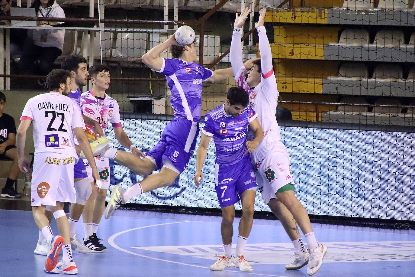 El conjunto marista juega su segundo partido como local ante el Cisne en la cuarta jornada de la Liga Sacyr Asobal