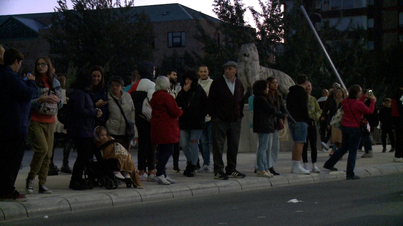 La procesión recorrió la capital bajo la atenta mirada de miles de leoneses congregados en las aceras. 