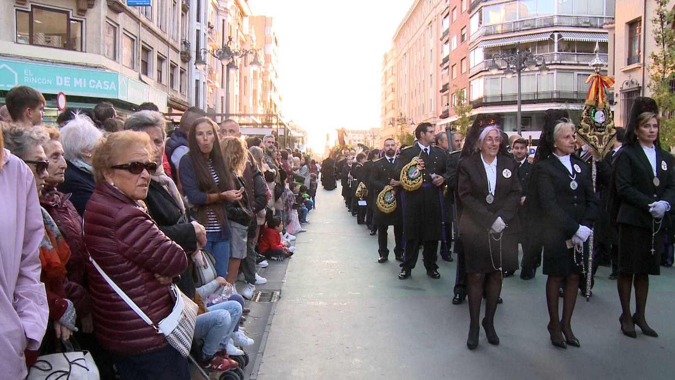 La procesión recorrió la capital bajo la atenta mirada de miles de leoneses congregados en las aceras. 