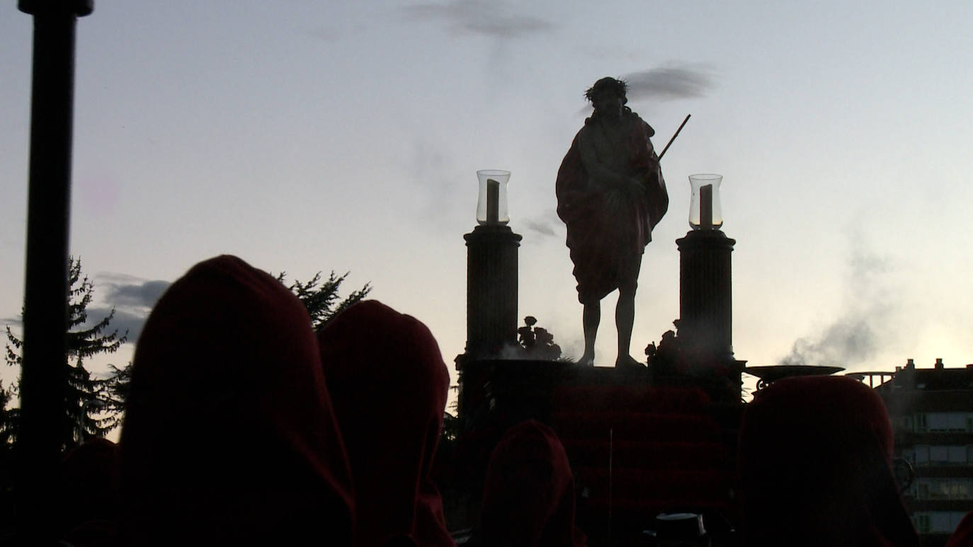 La procesión recorrió la capital bajo la atenta mirada de miles de leoneses congregados en las aceras. 