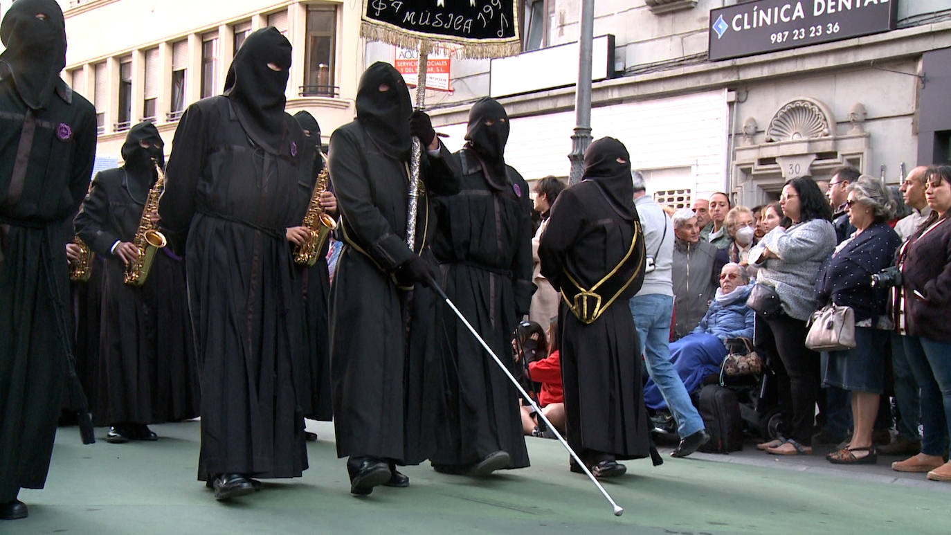 La procesión recorrió la capital bajo la atenta mirada de miles de leoneses congregados en las aceras. 