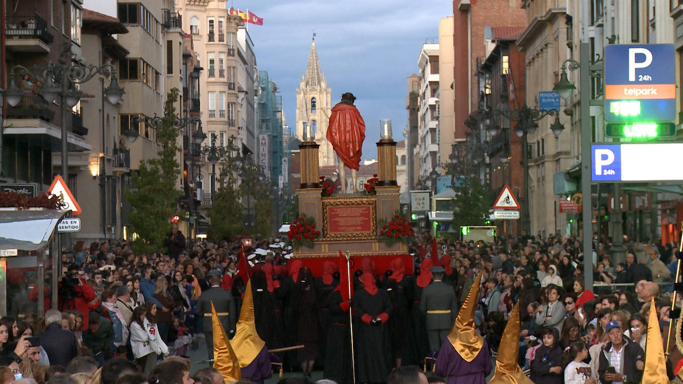 La procesión recorrió la capital bajo la atenta mirada de miles de leoneses congregados en las aceras. 