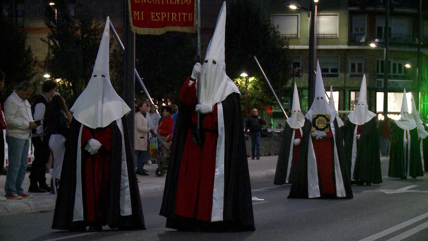 La procesión recorrió la capital bajo la atenta mirada de miles de leoneses congregados en las aceras. 