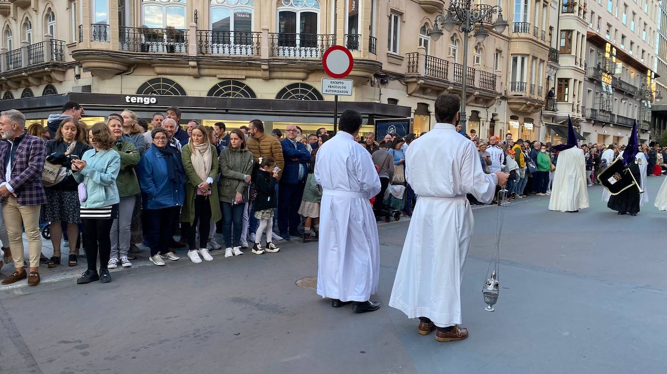 La procesión recorrió la capital bajo la atenta mirada de miles de leoneses congregados en las aceras. 