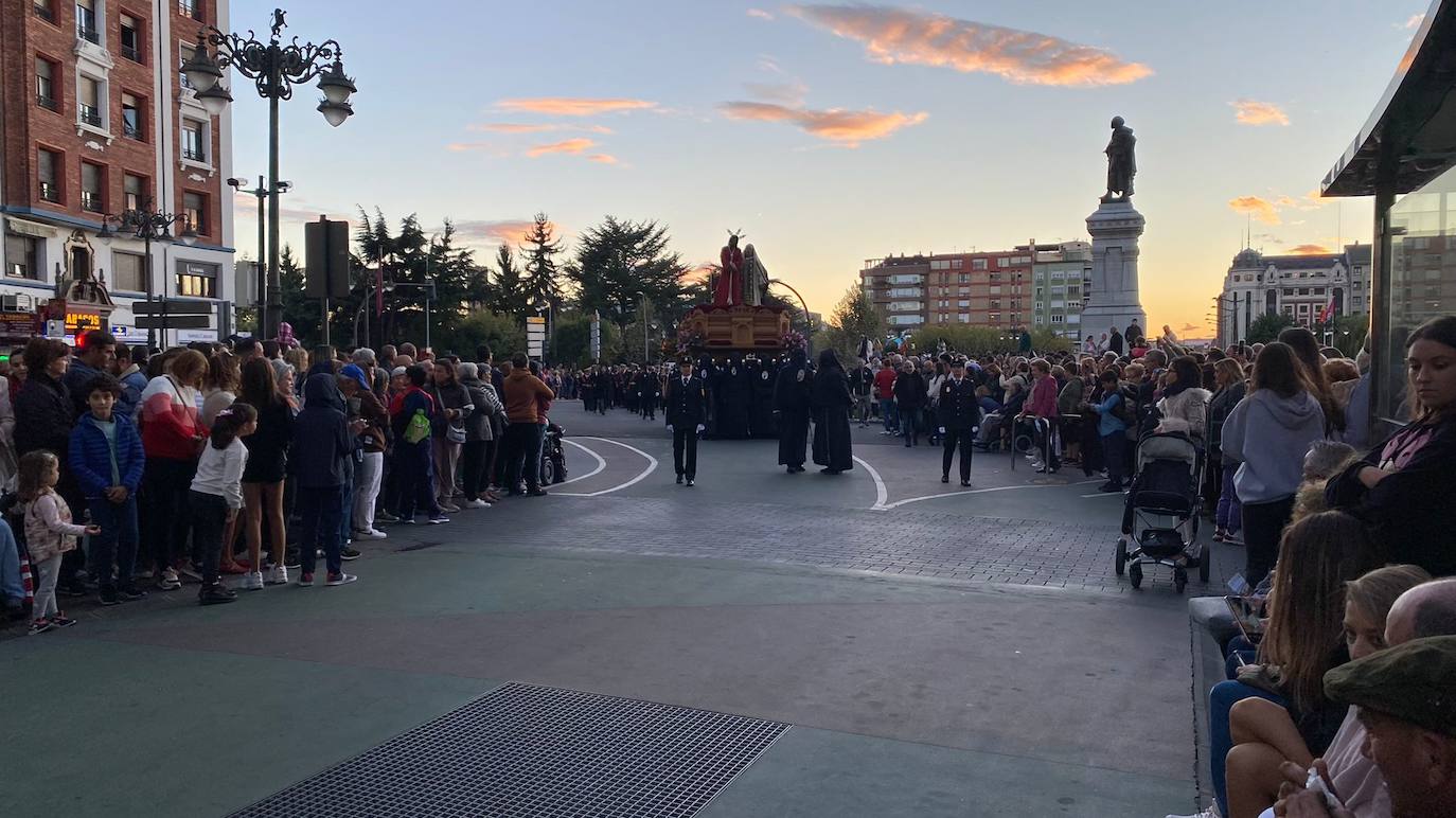 La procesión recorrió la capital bajo la atenta mirada de miles de leoneses congregados en las aceras. 