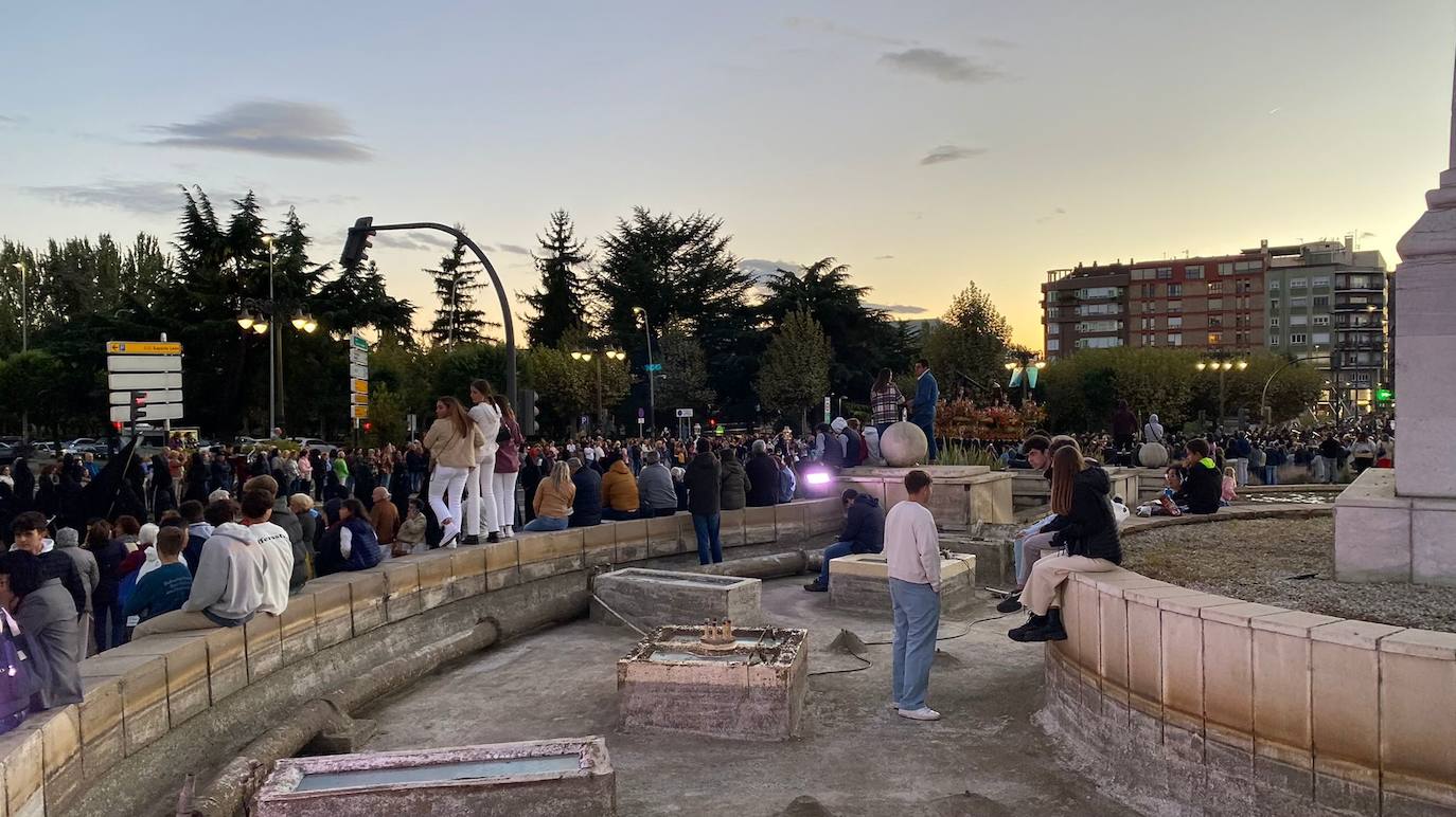 La procesión recorrió la capital bajo la atenta mirada de miles de leoneses congregados en las aceras. 