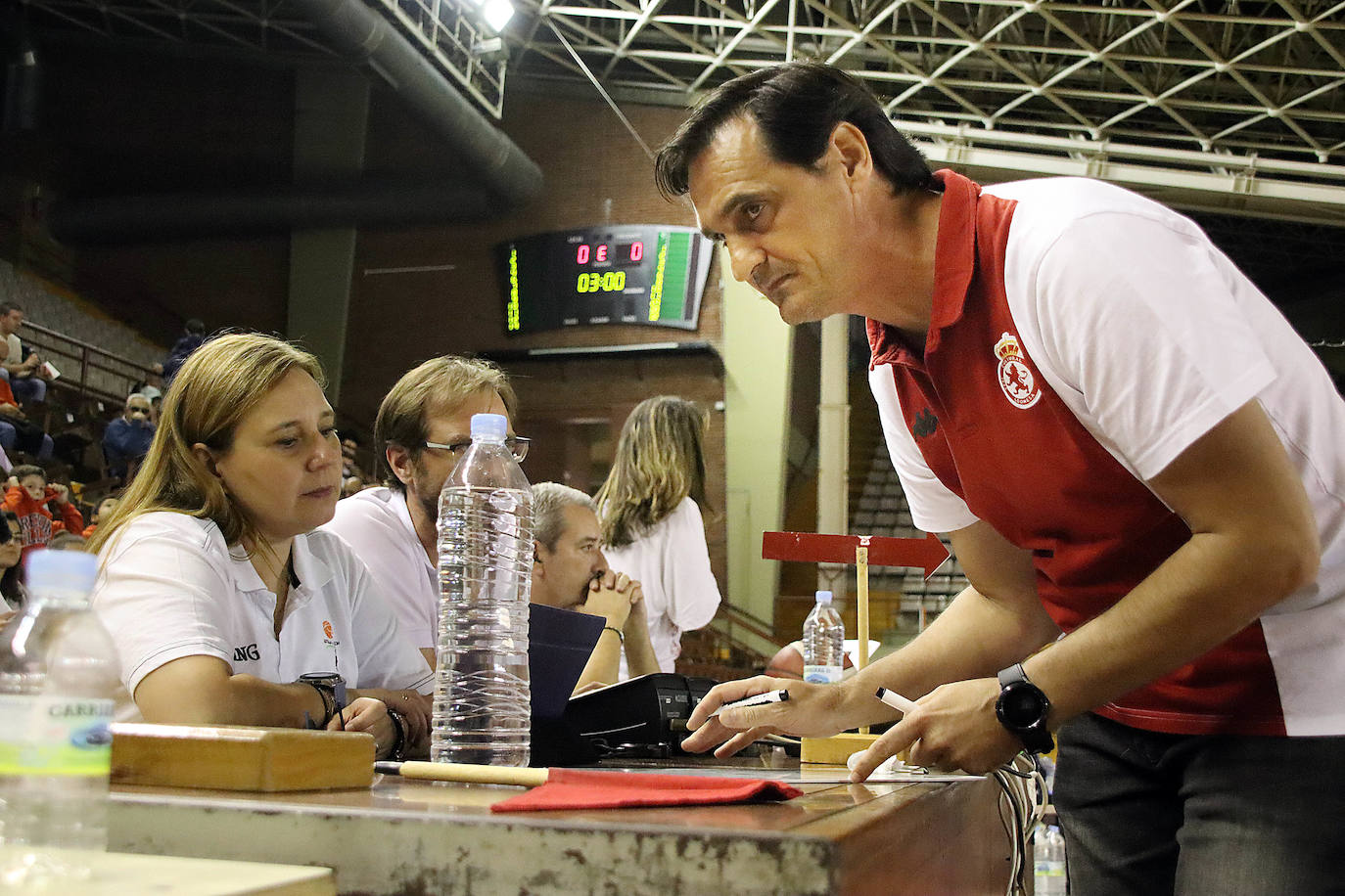El equipo leonés disputa su primer partido en el Palacio con un gran ambiente y más de 1.000 personas en las gradas.