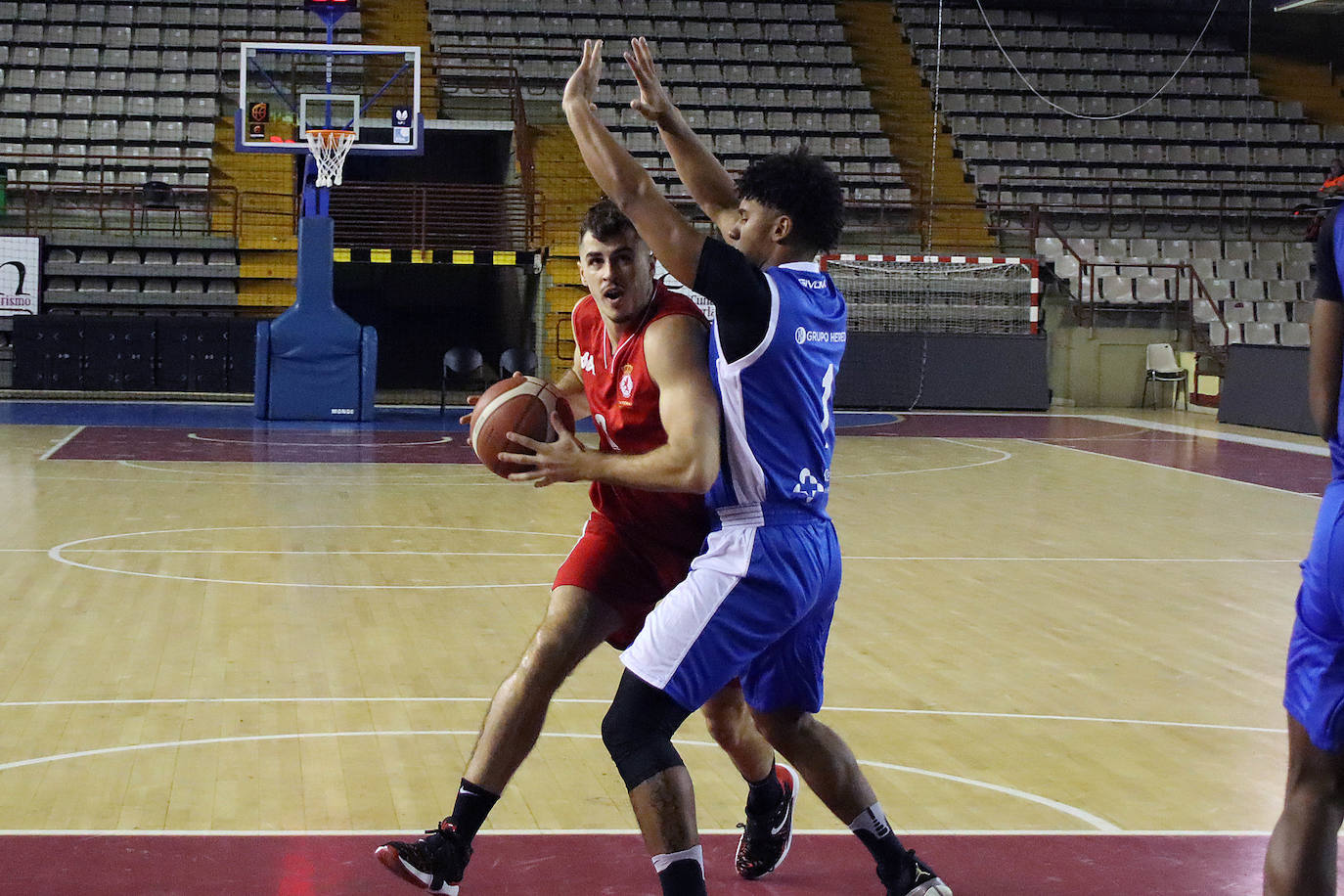 El equipo leonés disputa su primer partido en el Palacio con un gran ambiente y más de 1.000 personas en las gradas.