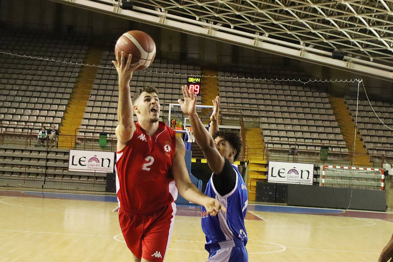 El equipo leonés disputa su primer partido en el Palacio con un gran ambiente y más de 1.000 personas en las gradas.