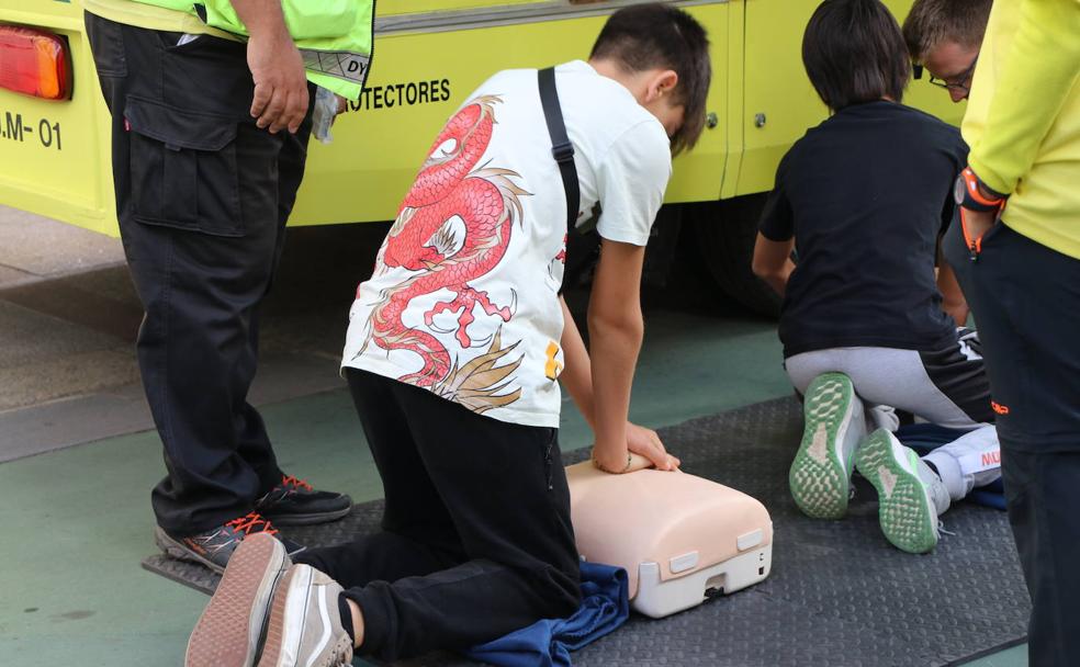 Unos niños practican maniobras de ventilación asistida en la Feria del Voluntariado de León.