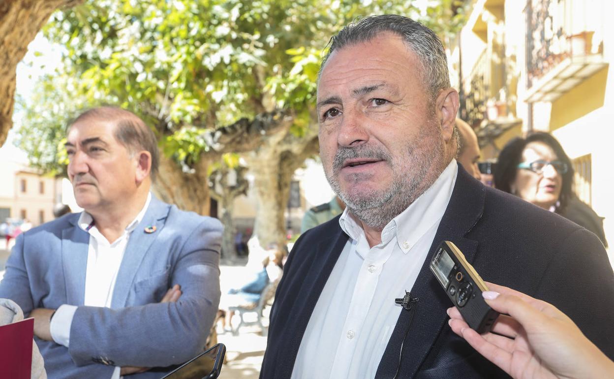 Eduardo Morán atiende a los medios de comunicación durante la feria del pimiento morrón de Fresno de la Vega.