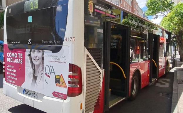 Un bus urbano realiza una parada en las calles de León.