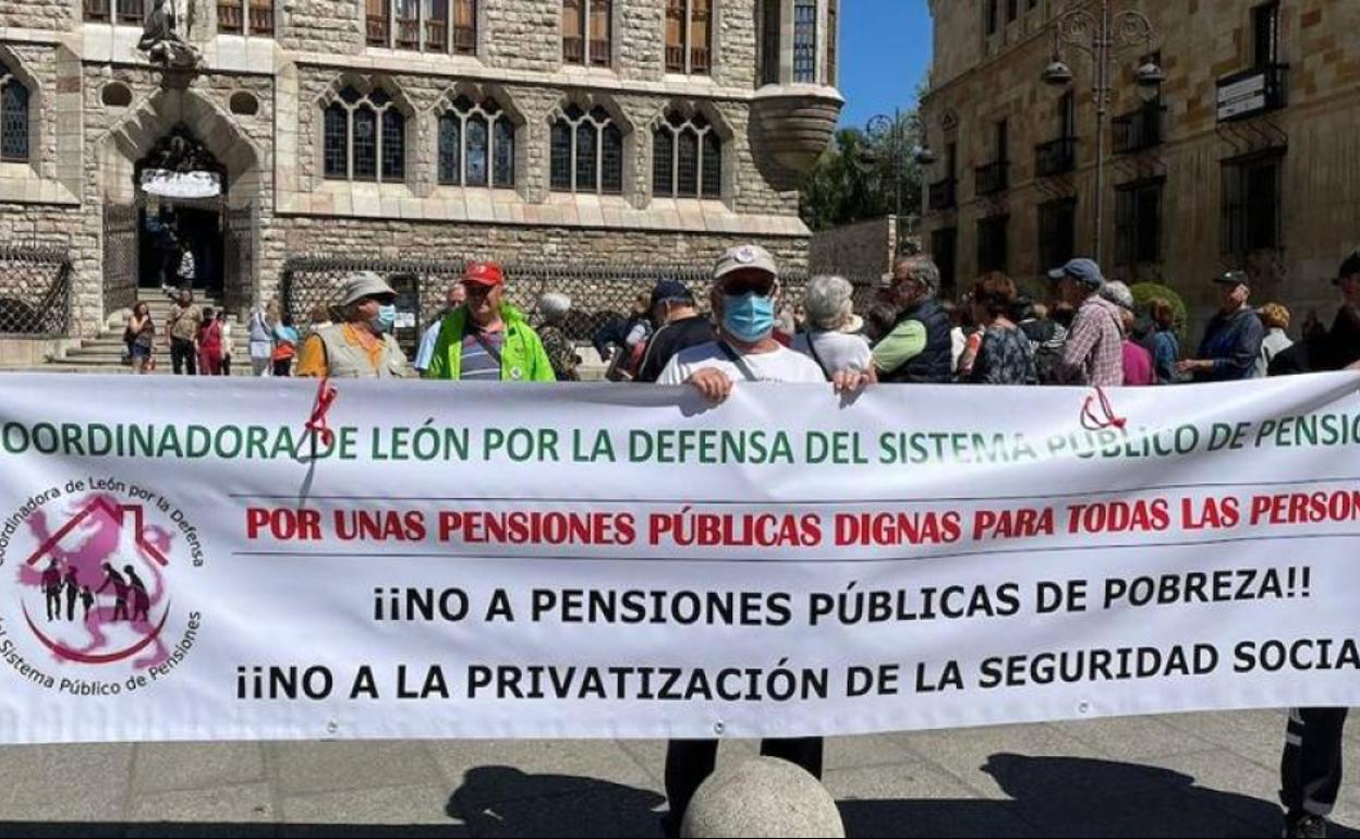 Movilización en defensa del sistema público de pensiones en León.